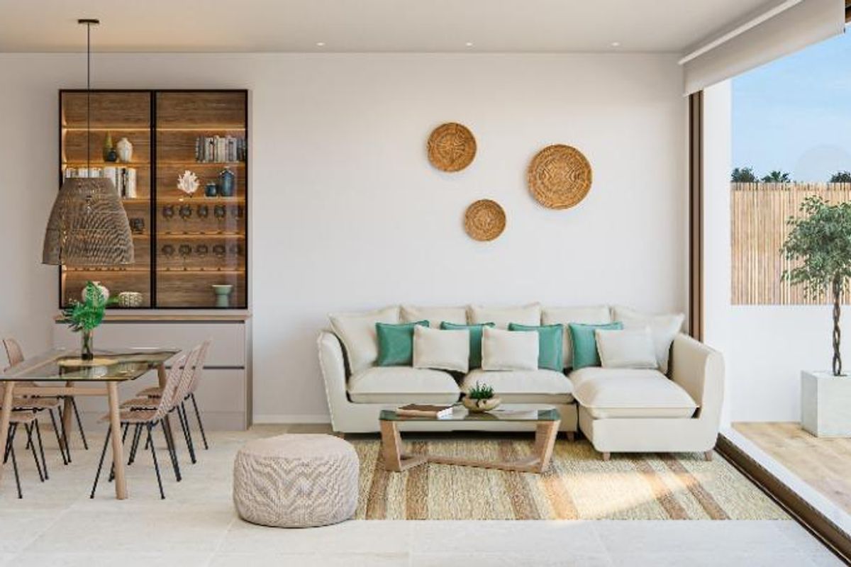 Interieur van een hedendaagse keuken en woonkamer in een villa in Los Alcazares, met natuurlijk licht.