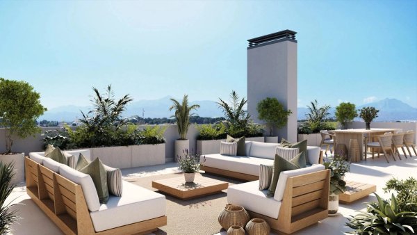 Stijlvol terras met zitplaatsen en planten in een 4-slaapkamer penthouse in Alicante, Costa Blanca Zuid, Spanje.