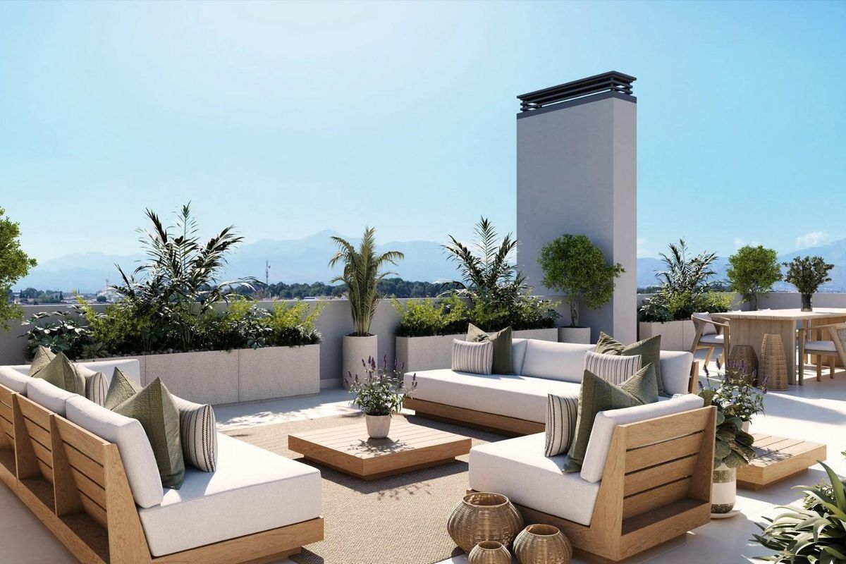 Stijlvol terras met zitplaatsen en planten in een 4-slaapkamer penthouse in Alicante, Costa Blanca Zuid, Spanje.