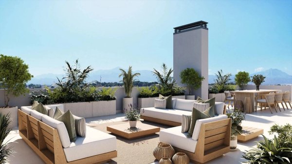 Stijlvol terras met zitplaatsen en planten in een 4-slaapkamer penthouse in Alicante, Costa Blanca Zuid, Spanje.