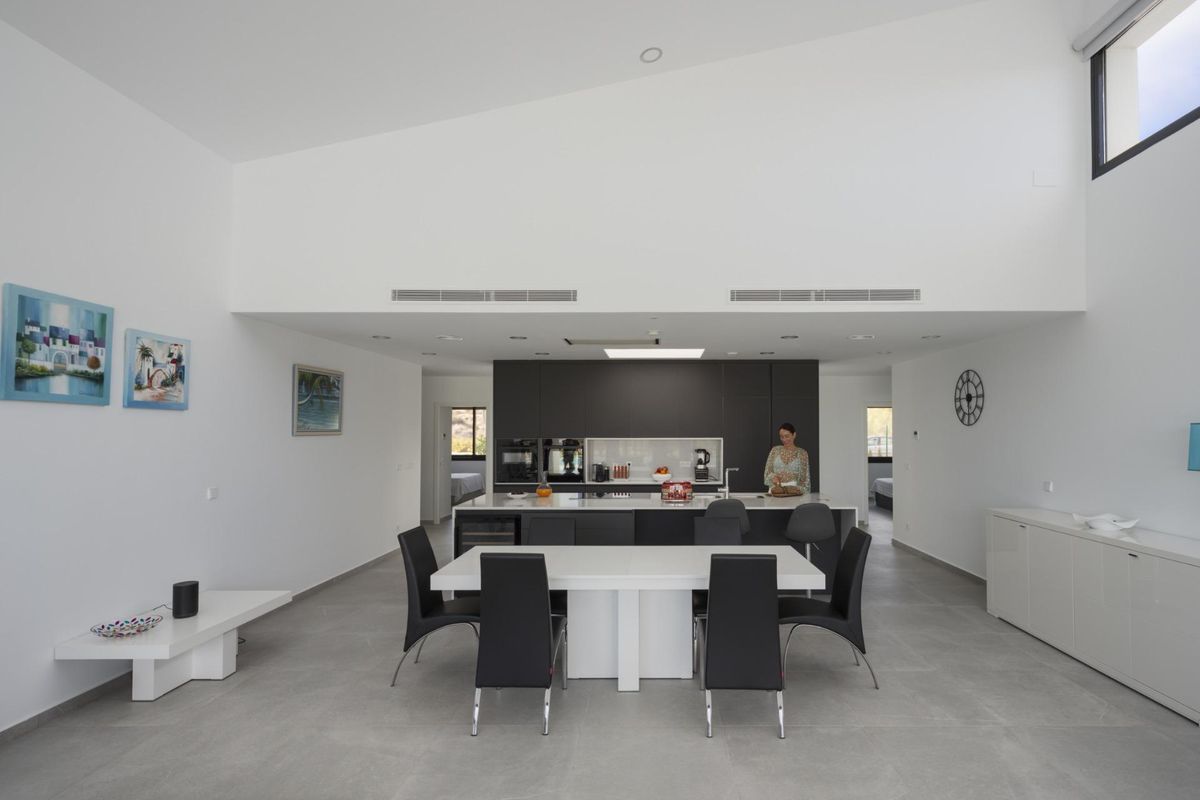 Spacious modern kitchen and dining area in the Baños y Mendigo villa.