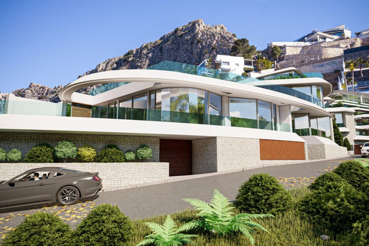 Villa met panoramisch uitzicht in Calpe, toont moderne lijnen en een aangelegde tuin aan de basis.