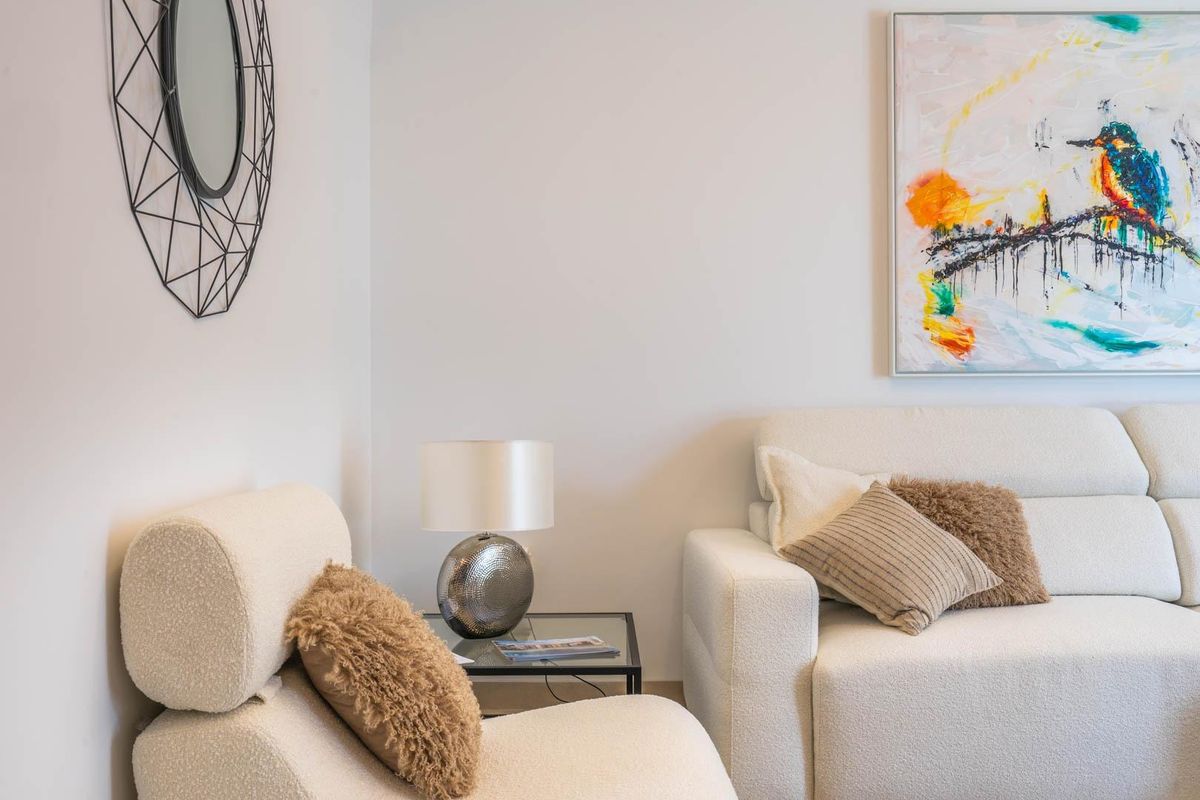 Gezellige woonkamer van een 3-slaapkamer villa in Torre Pacheco, met moderne decoratie en kunst.