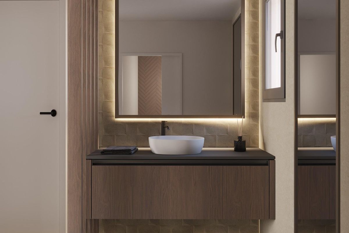 Stijlvolle badkamer met een grote spiegel en moderne wastafel in een 2-slaapkamer appartement in Torre Pacheco, Costa Calida.