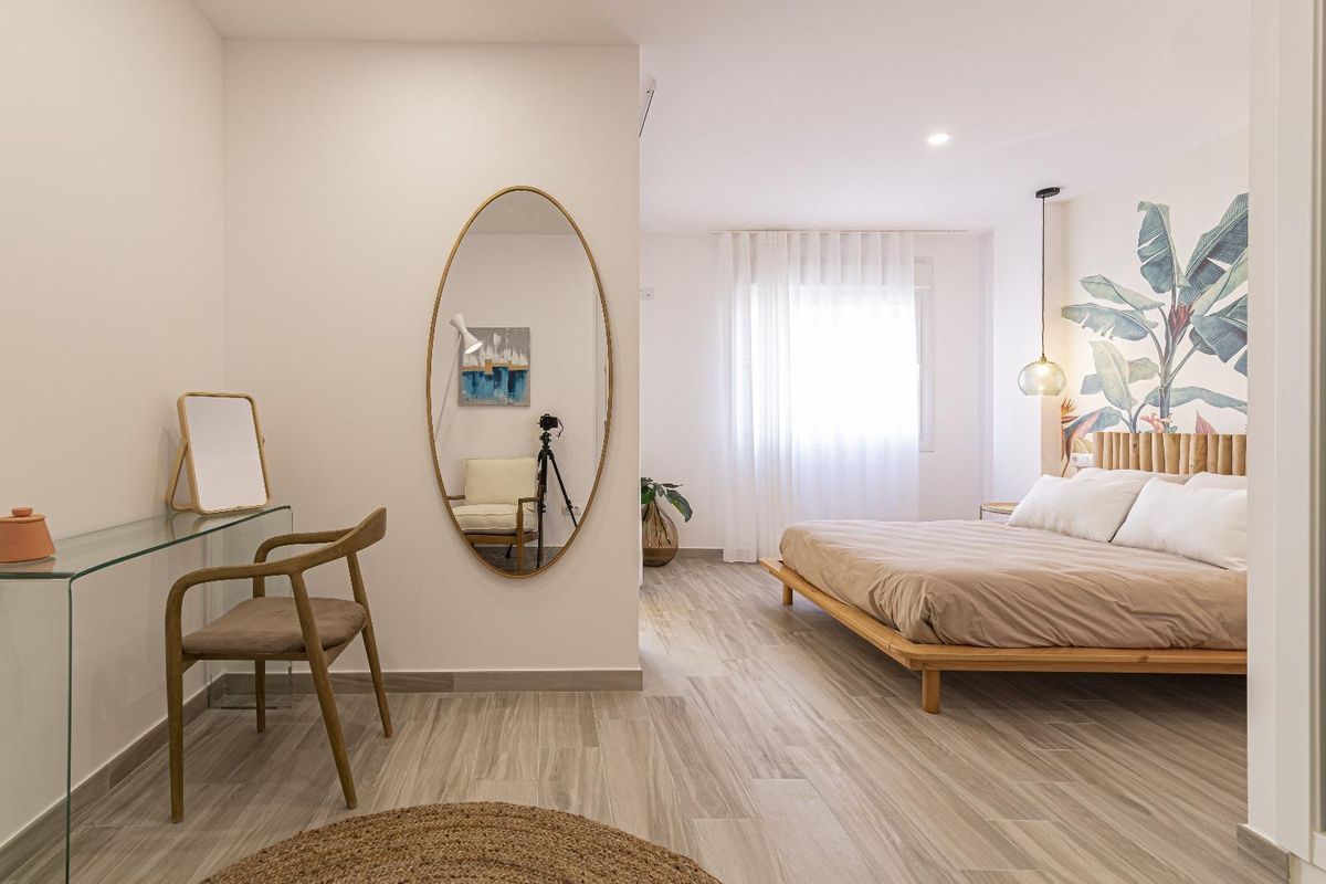 Ruime slaapkamer met natuurlijk licht en een gezellige sfeer in een townhouse in La Manga.