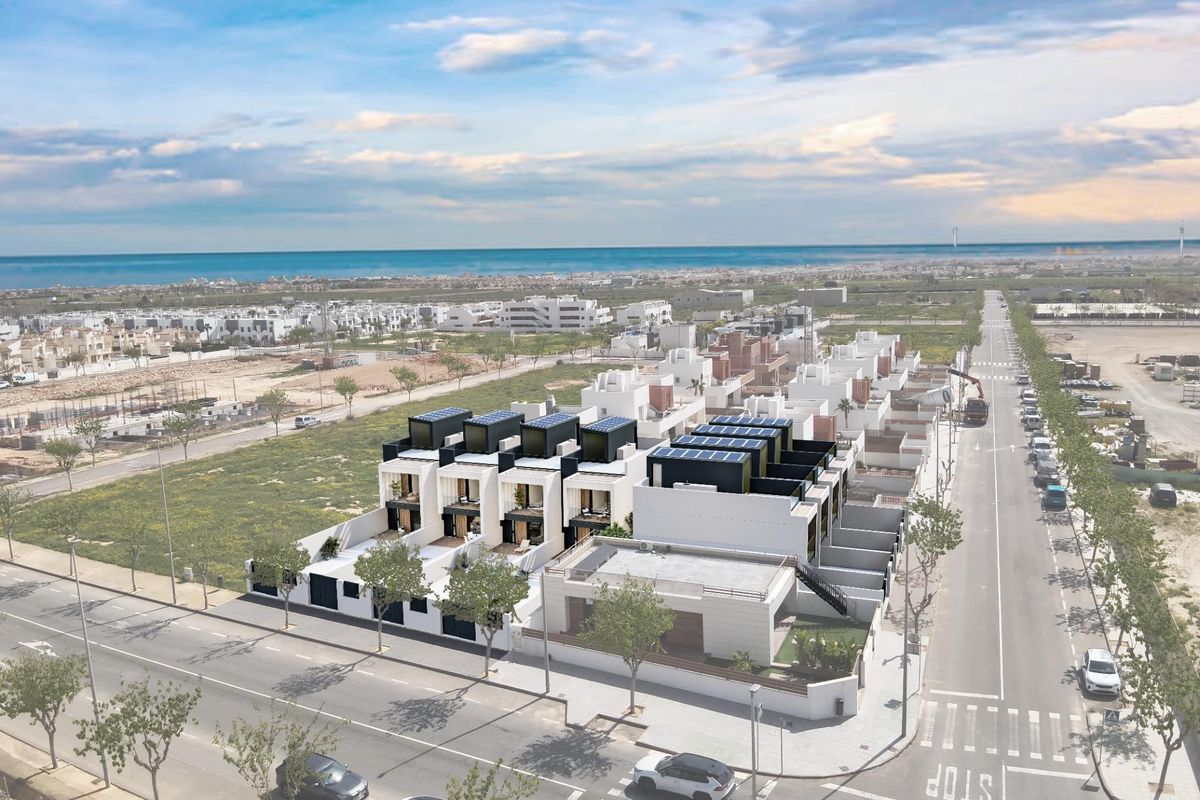 Luchtfoto van woningen vlakbij de zee in Pilar de La Horadada, met zicht op de omgeving.