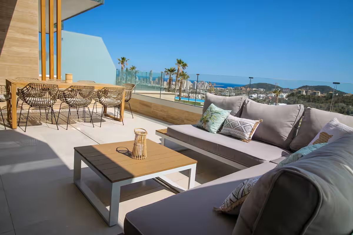 Stijlvol terras met zit- en eethoek met uitzicht op de kust in Finestrat, Spanje.