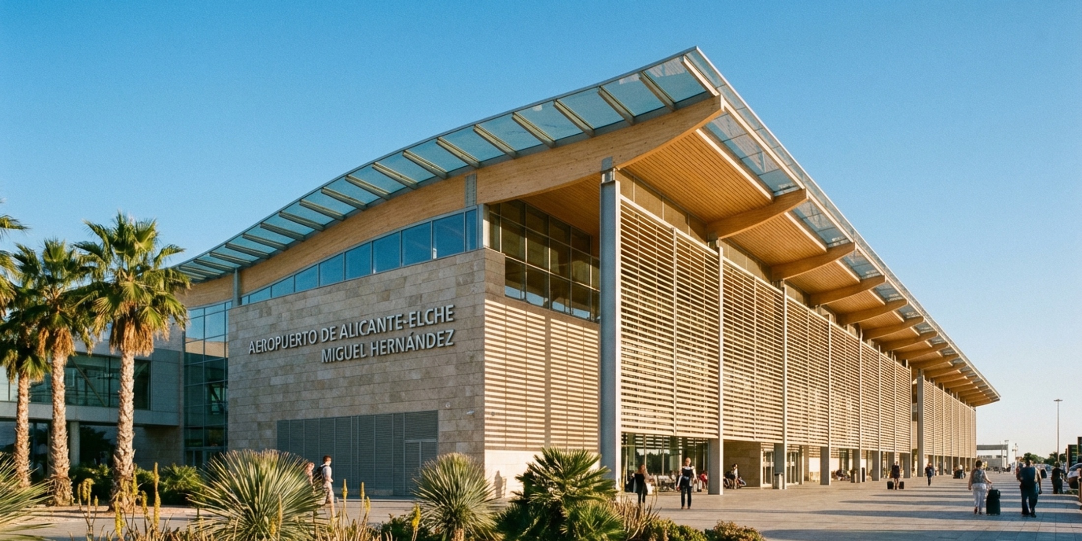 Moderne architectuur van de terminal van Alicante-Elche Airport onder een blauwe lucht
