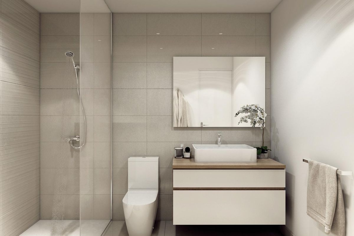 Strakke badkamer met moderne voorzieningen en inloopdouche in een appartement in Rincon de la Victoria.