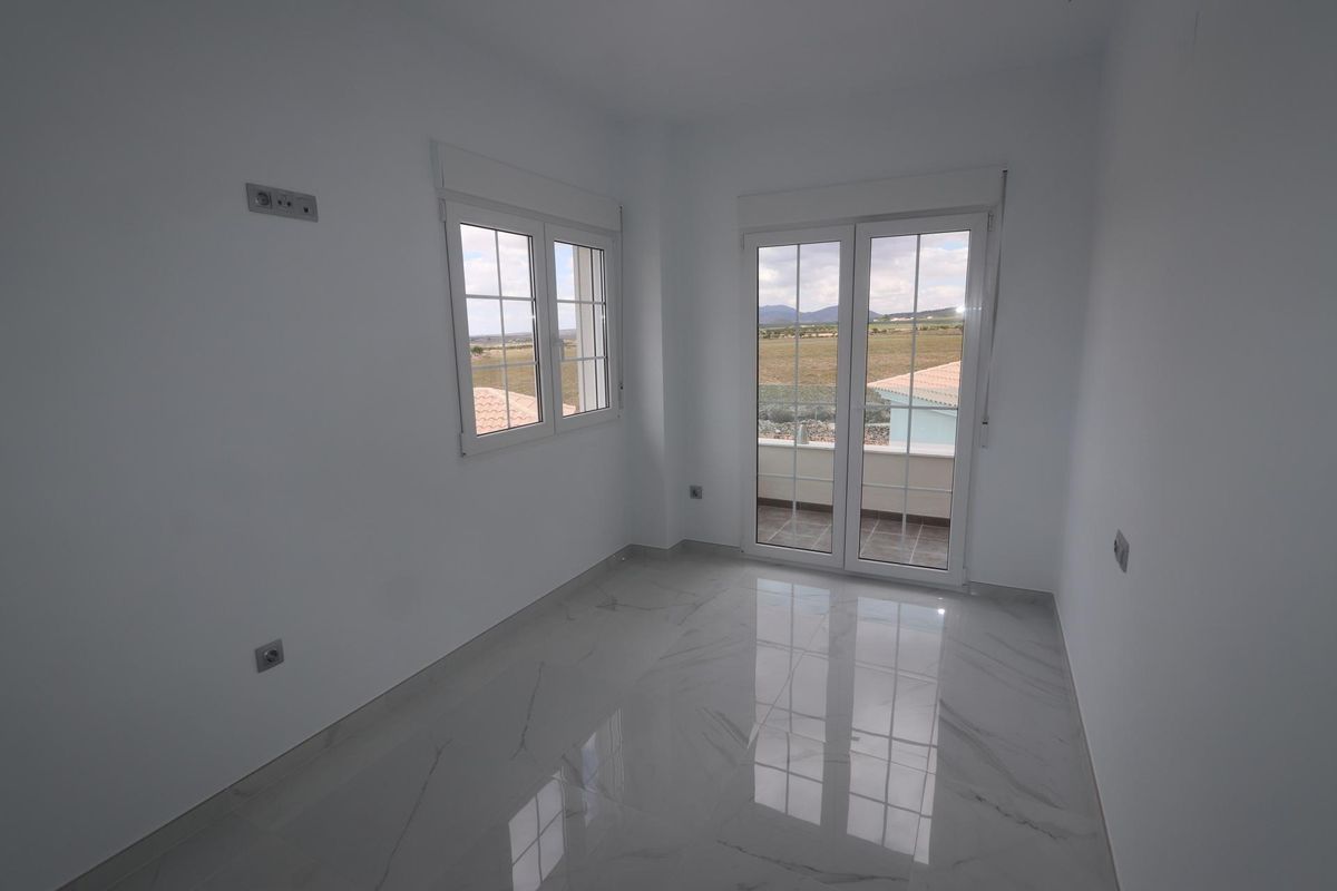 Gezellige slaapkamer met uitzicht op het platteland in de 4-slaapkamer villa in Pinoso, Spanje.