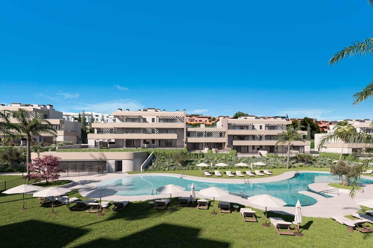 Modern appartementencomplex met een groot zwembad en aangelegde tuinen, gelegen in Casares, Costa del Sol.