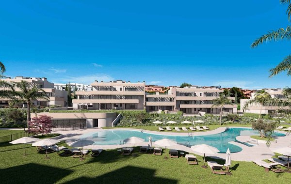 Exterieur van het appartementencomplex in Casares met een zwembad omringd door tuinen aan de Costa del Sol.