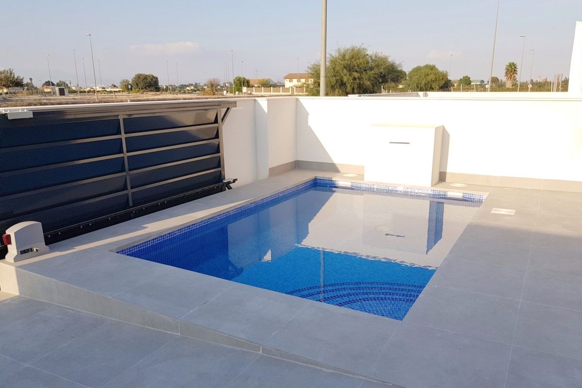 Privé zwembad met betegeld terras bij een woning in Daya Nueva, Costa Blanca, perfect voor ontspanning.