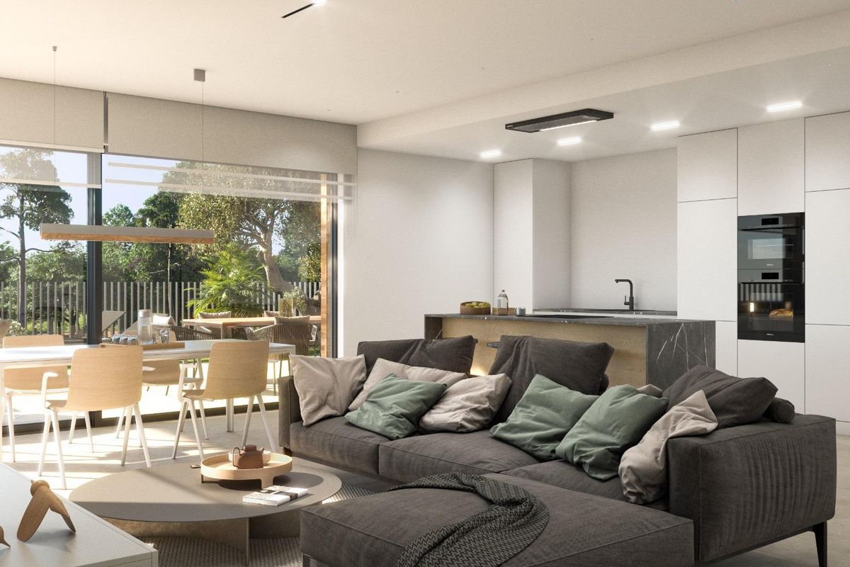 Heldere woonkamer met moderne keuken en eetruimte in een villa gelegen in Los Alcazares, Costa Calida.