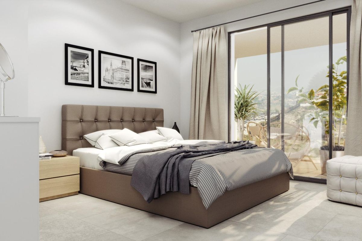 Heldere master slaapkamer in de villa in Rojales, Costa Blanca, met een schuifdeur naar het balkon.