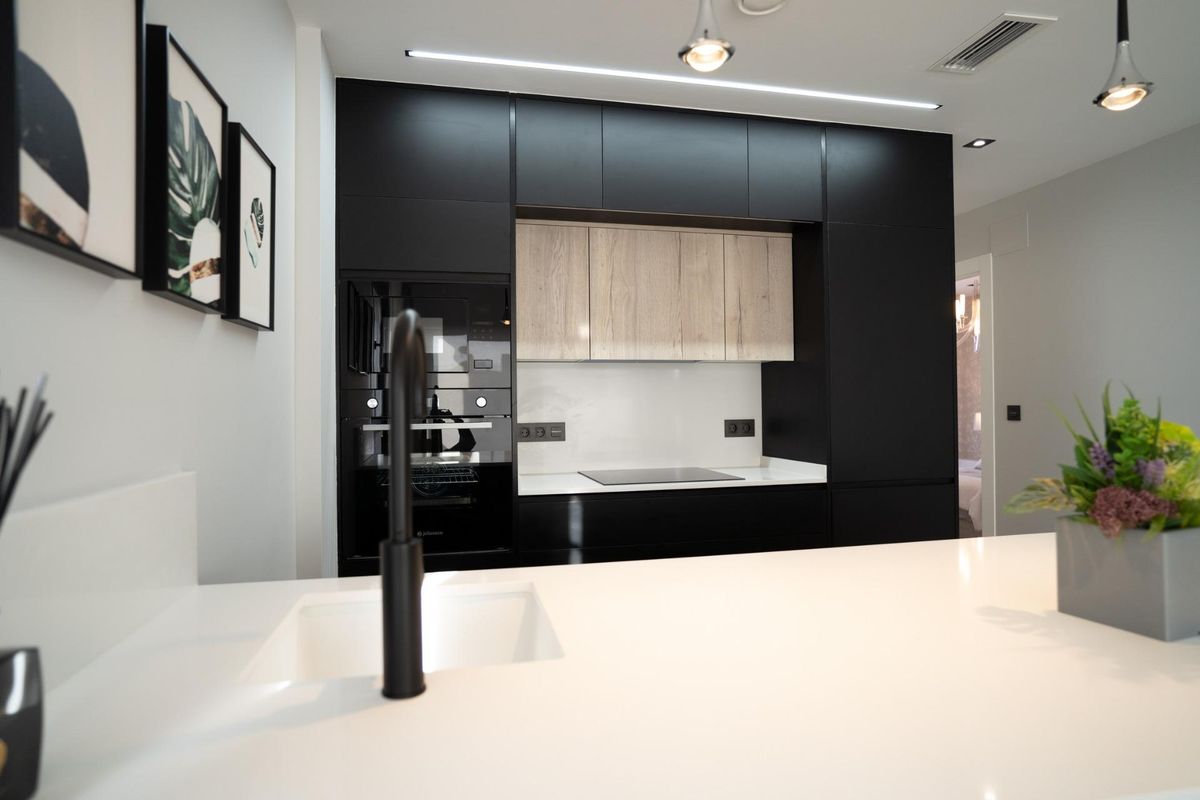 Dichtbij van de keuken met moderne ontwerpen en elegante stijl in een townhouse in Orihuela Costa.