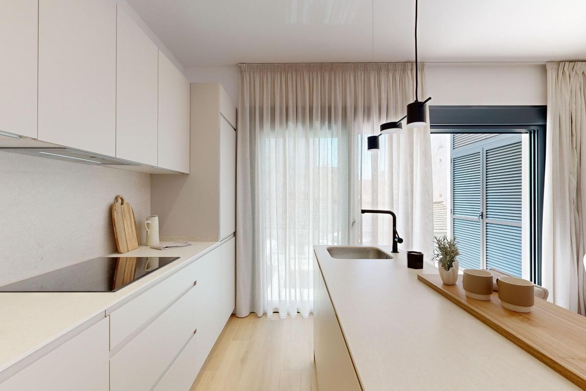Eigentijdse keuken met groot raam en moderne apparatuur, onderdeel van een 3-slaapkamer penthouse in Guardamar del Segura.