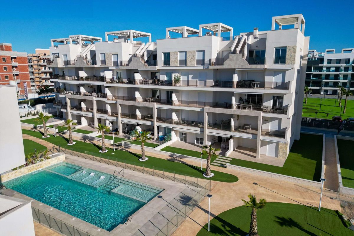 Exterieur van een modern appartementencomplex met zwembad in Guardamar del Segura, Costa Blanca Zuid.