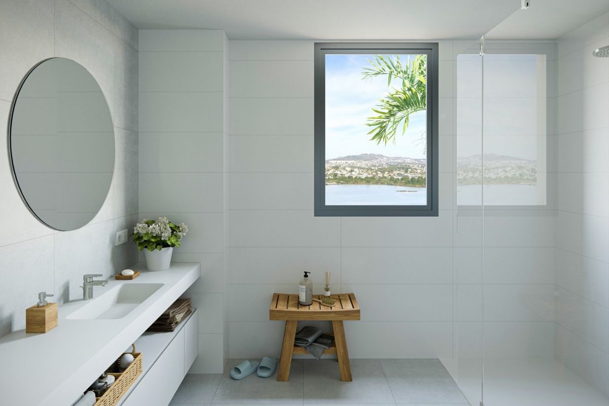 Moderne badkamer met glazen douche en uitzicht op de omgeving in een luxe penthouse in Calpe.