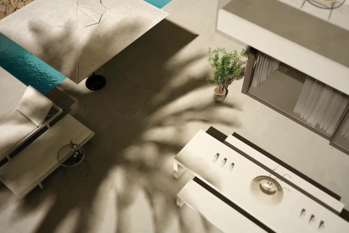 Close-up van een stijlvolle eetruimte buiten bij het zwembad, met schaduwen van palmen in Puerto de Mazarron.