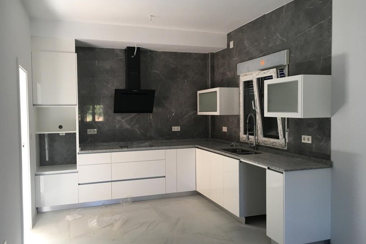 Een andere hoek van de stijlvolle keuken in de 3-slaapkamer villa, met marmeren werkbladen en open indeling.