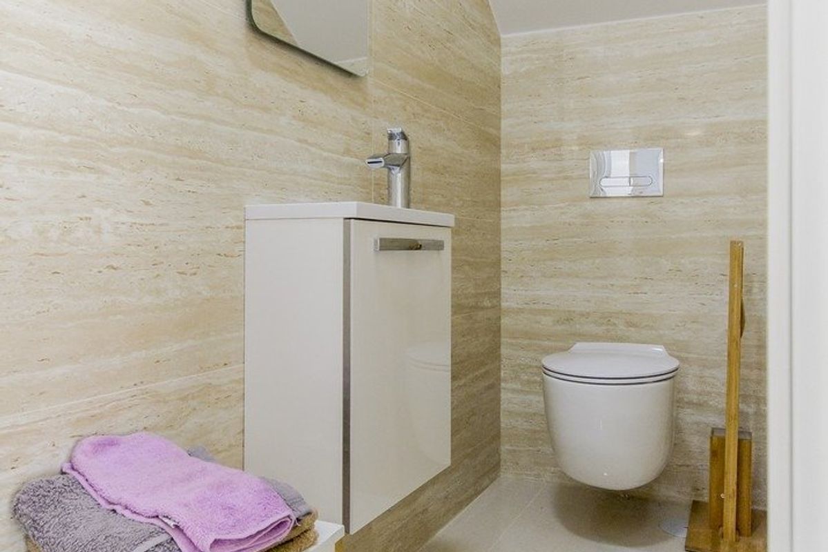 Compacte badkamer met moderne voorzieningen, die een stijlvolle ruimte biedt in deze villa gelegen in San Miguel de Salinas.