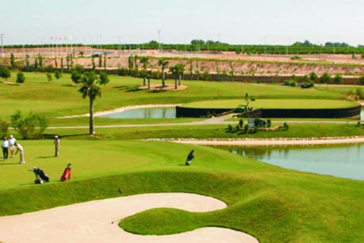 Uitzicht op een golfbaan met palmbomen en waterpartijen in Pilar de La Horadada, Costa Blanca Zuid.