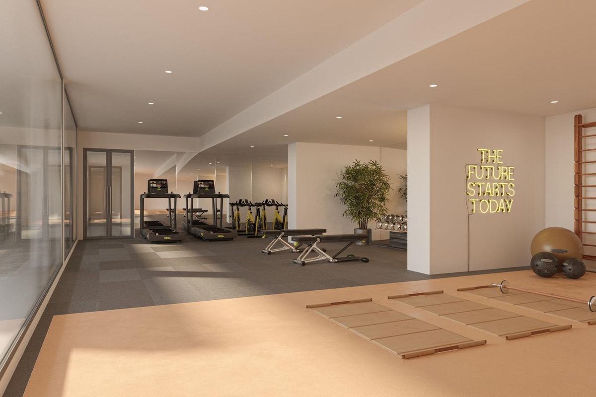 Fitnessruimte in een townhousecomplex in Marbella, uitgerust met moderne fitnessapparatuur en een heldere inrichting.