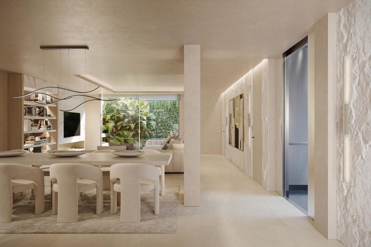 Chique eetruimte in de villa, ontworpen voor comfort en stijl, gelegen in Marbella.