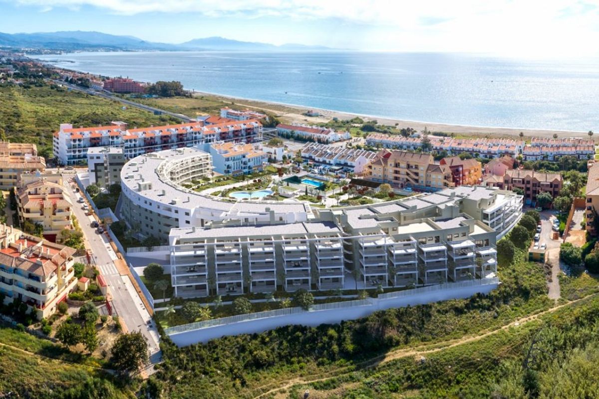 Luchtfoto van het penthousecomplex en nabijgelegen strand in Manilva, Costa del Sol.