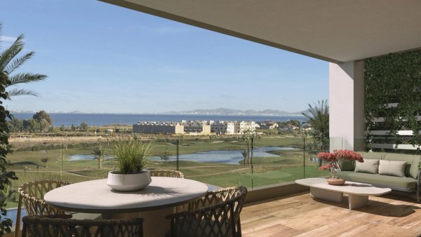 Ruim terras met uitzicht op het landschap en de zee vanuit de penthouse in Los Alcazares, Costa Calida.