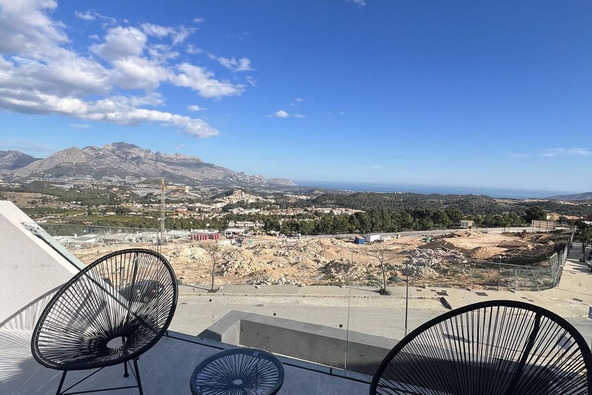 Ontspannend terras met stoelen in Polop, Costa Blanca, biedt een prachtig uitzicht op de omgeving.