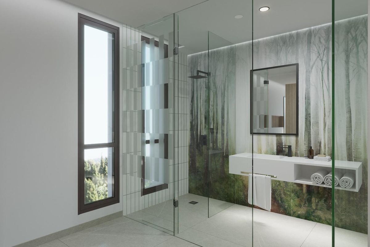 Stijlvolle badkamer in de villa in La Nucia, met een glazen douche en moderne ontwerpelementen, die luxe verbeteren.