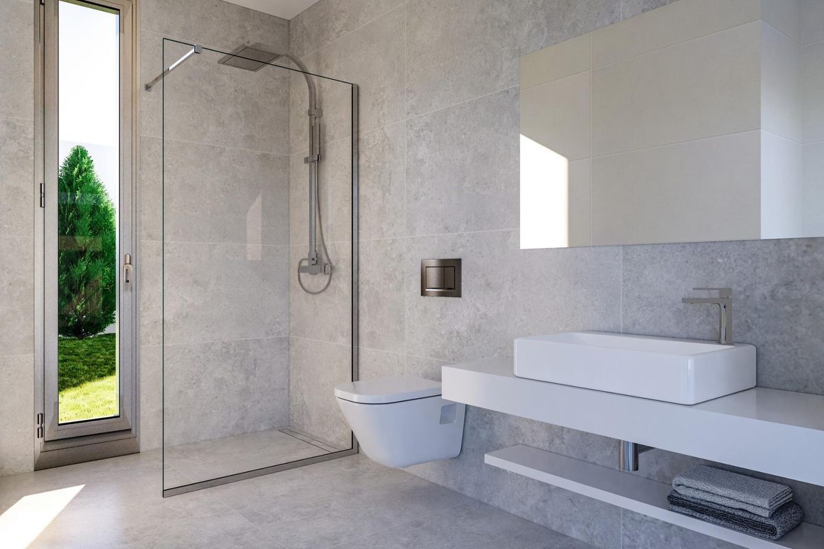 Moderne badkamer met glazen douche en natuurlijk licht in een 3-slaapkamer villa in Finestrat, Costa Blanca.
