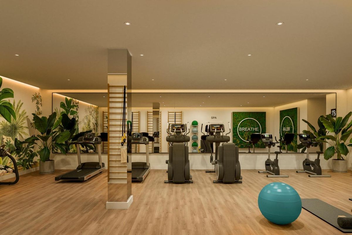 Goed uitgeruste fitnessruimte met moderne gymapparatuur omringd door weelderige planten in Casares, Costa del Sol.