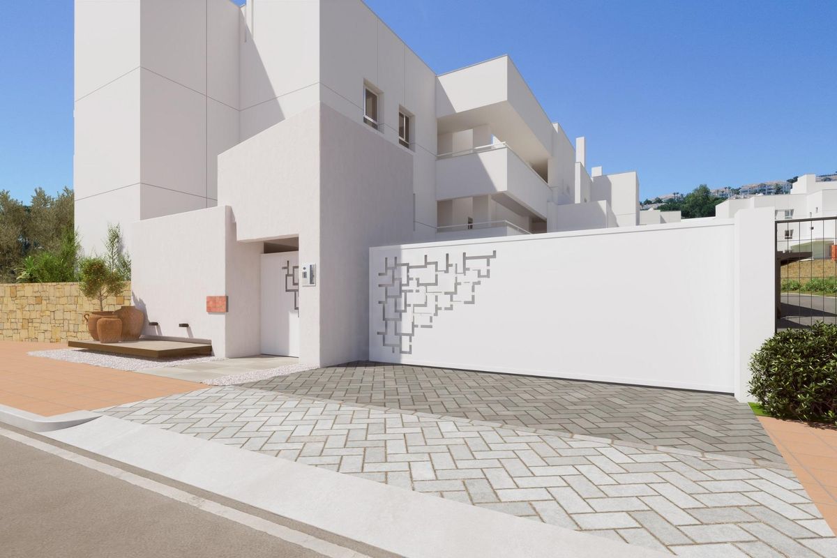 Entree van een modern appartementencomplex met unieke architectonische kenmerken in Mijas, Costa del Sol.