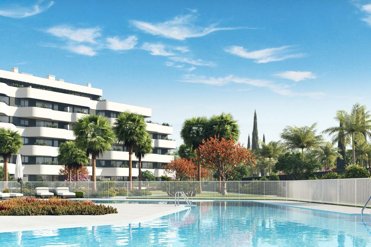 Heldere zwemruimte omgeven door moderne appartementen en tuinen in Torremolinos, Costa del Sol.