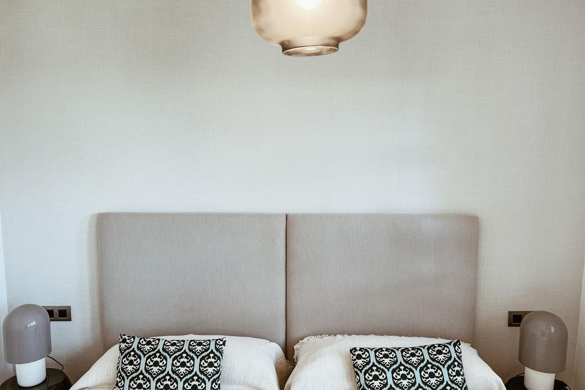 Stijlvolle tweepersoons slaapkamer met decoratieve kussens in de 4-slaapkamer villa in Cuevas Del Almanzora.