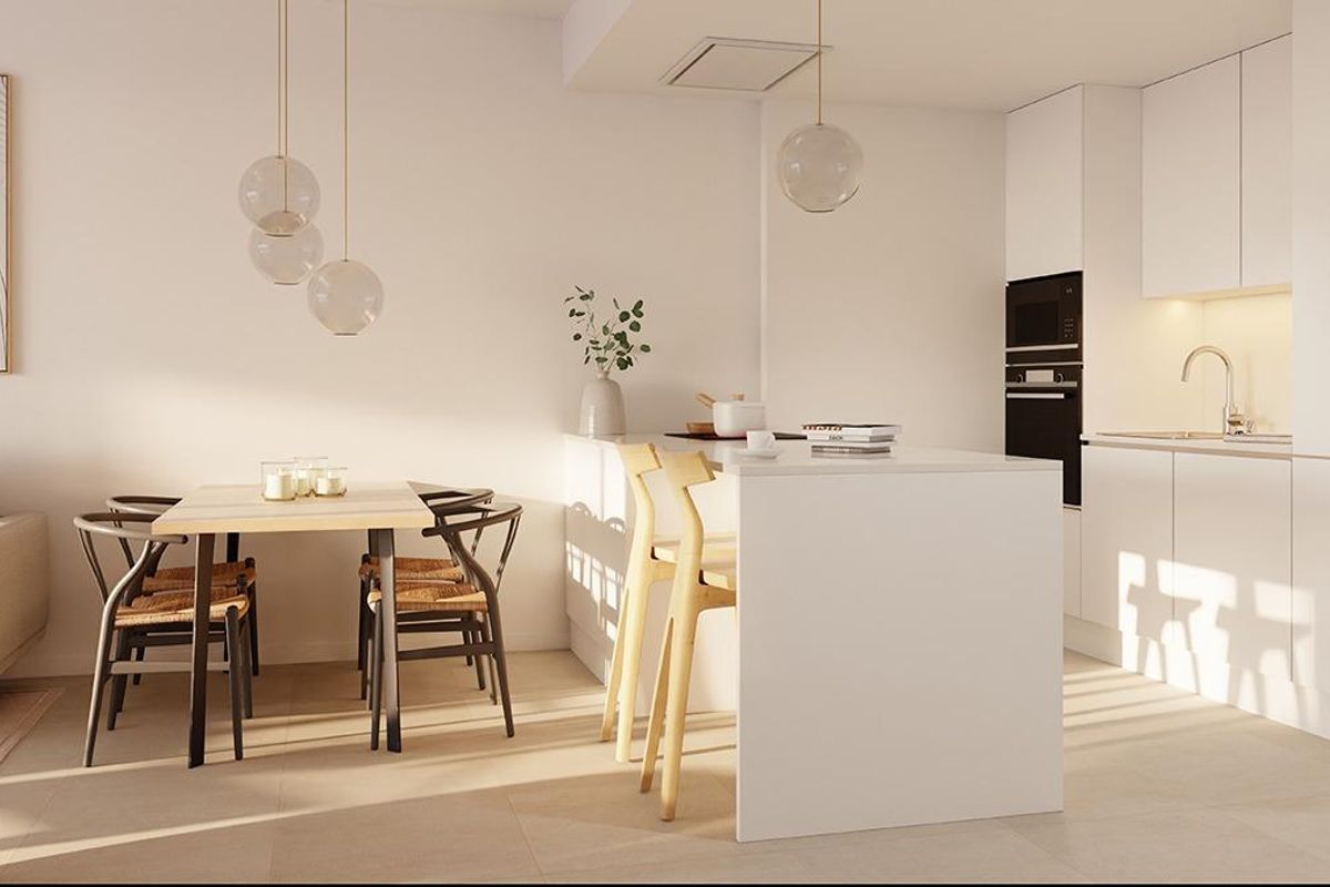 Heldere eetruimte met natuurlijk licht, gelegen in een 4-slaapkamer appartement in San Roque, Costa del Sol.