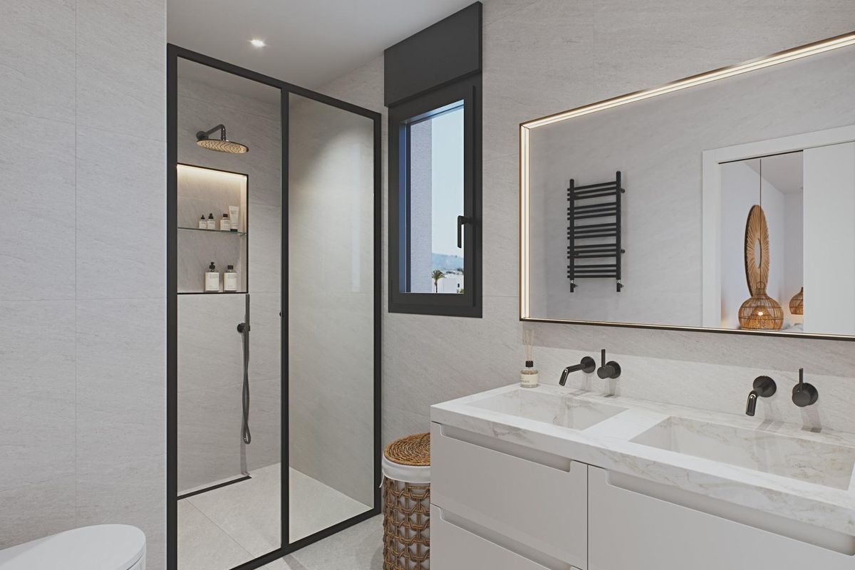 Moderne badkamer met strakke fittingen en een inloopdouche in een rijtjeshuis in Torre Pacheco, Spanje.