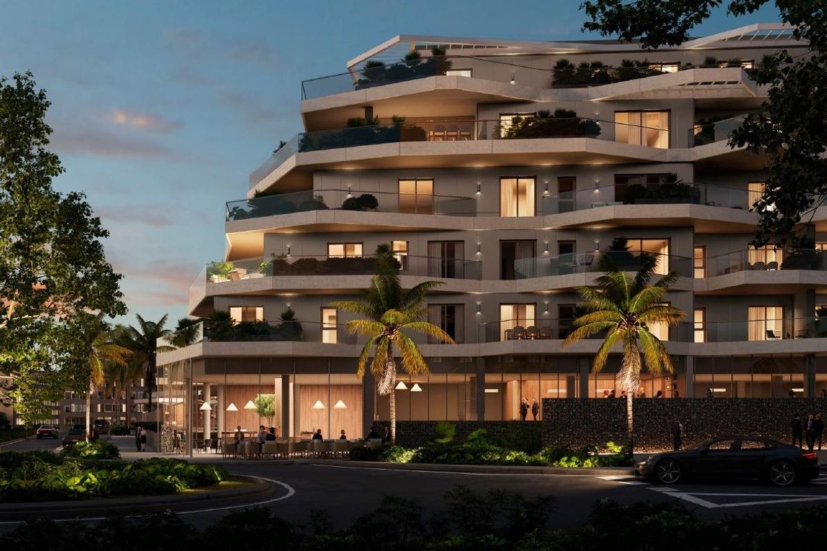 Avondzicht op moderne appartementen met verlichte balkons in Mijas, Costa del Sol.