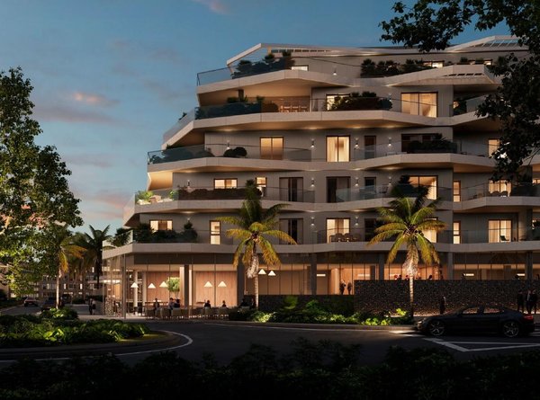 Moderne 4-slaapkamer appartement complex buitenkant in Mijas, Costa del Sol, met weelderige beplanting en avondverlichting.