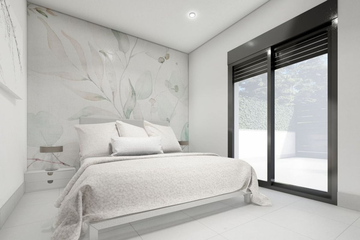 Gezellige slaapkamer met elegante decoratie en grote ramen die natuurlijk licht bieden in de villa in Torre Pacheco.