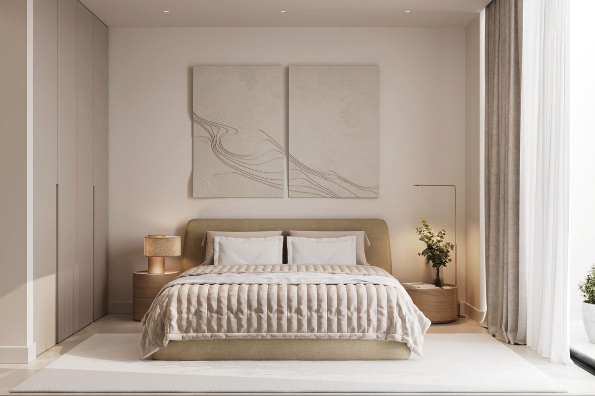 Heldere en luchtige slaapkamer met een minimalistisch ontwerp en lichte tinten in een appartement in Estepona.