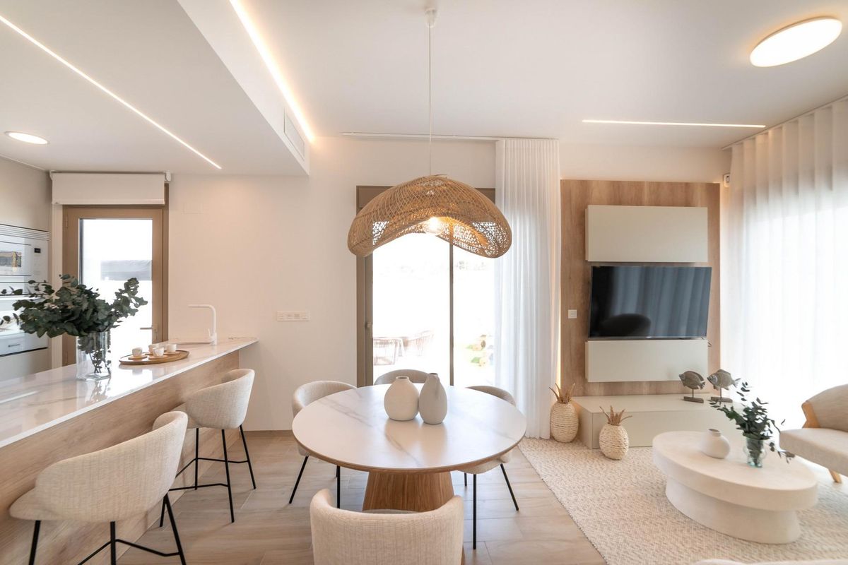 Eetruimte in de villa in Rojales met een grote tafel en stijlvolle lichtkenmerken, perfect voor samenkomsten.