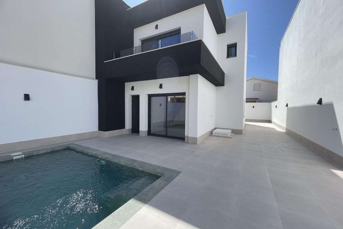 Buitenkant van een moderne 3-slaapkamer villa met zwembad in Almoradi, Costa Blanca Zuid, met een strakke uitstraling.