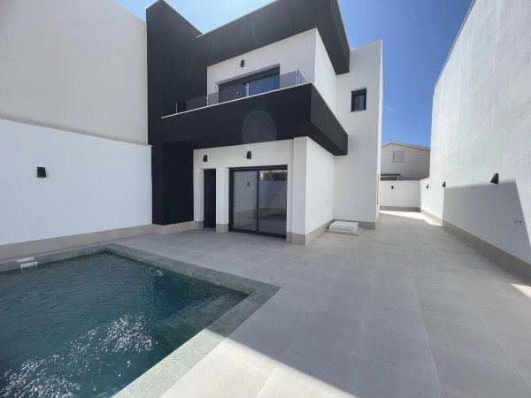 Buitenkant van een moderne 3-slaapkamer villa met zwembad in Almoradi, Costa Blanca Zuid, met een strakke uitstraling.