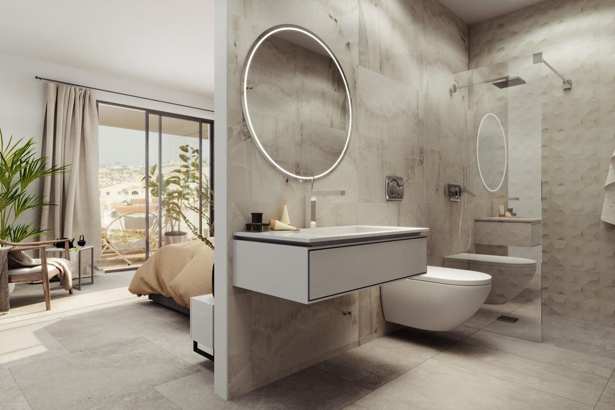 Stijlvolle badkamer met natuurlijk licht, cirkelvormige spiegel en uitzicht in een 4-slaapkamer villa in Rojales, Costa Blanca.