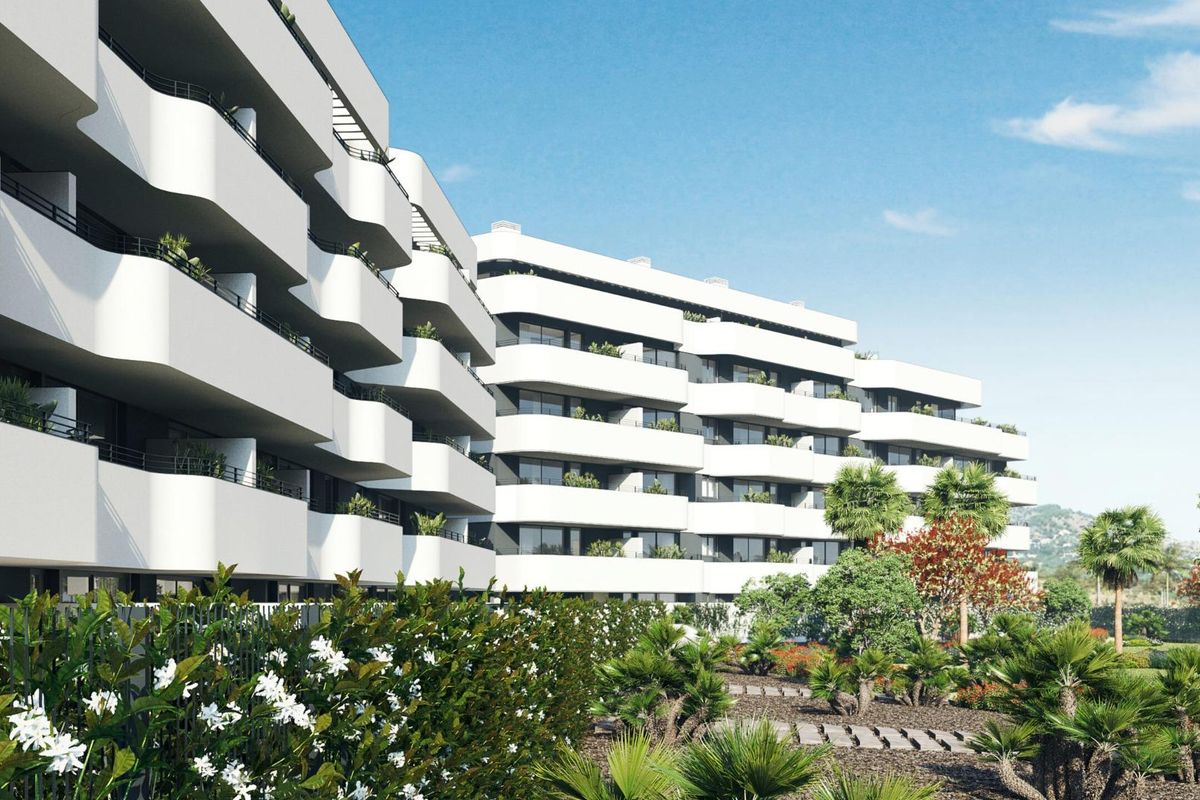 Gevel van moderne appartementen met tuin in Torremolinos, Costa del Sol.