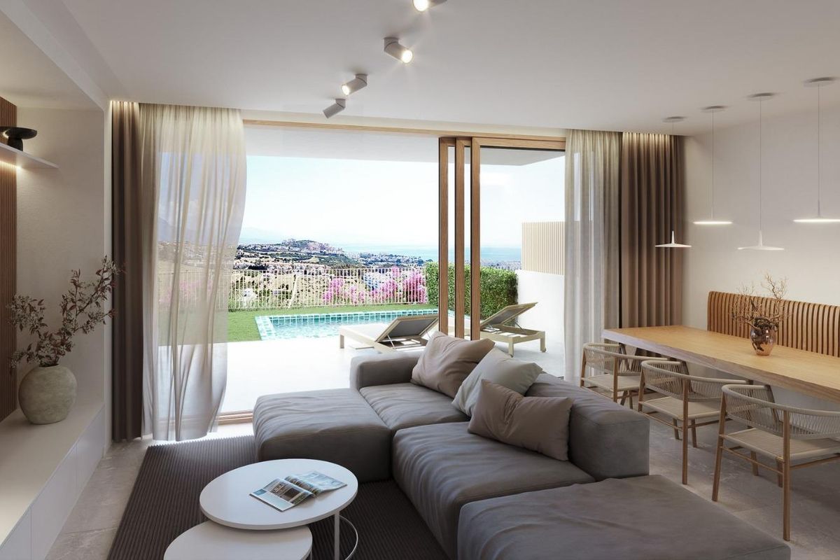 Ruime woonkamer in een stadswoning in Manilva, Costa del Sol, met grote ramen en modern interieur.